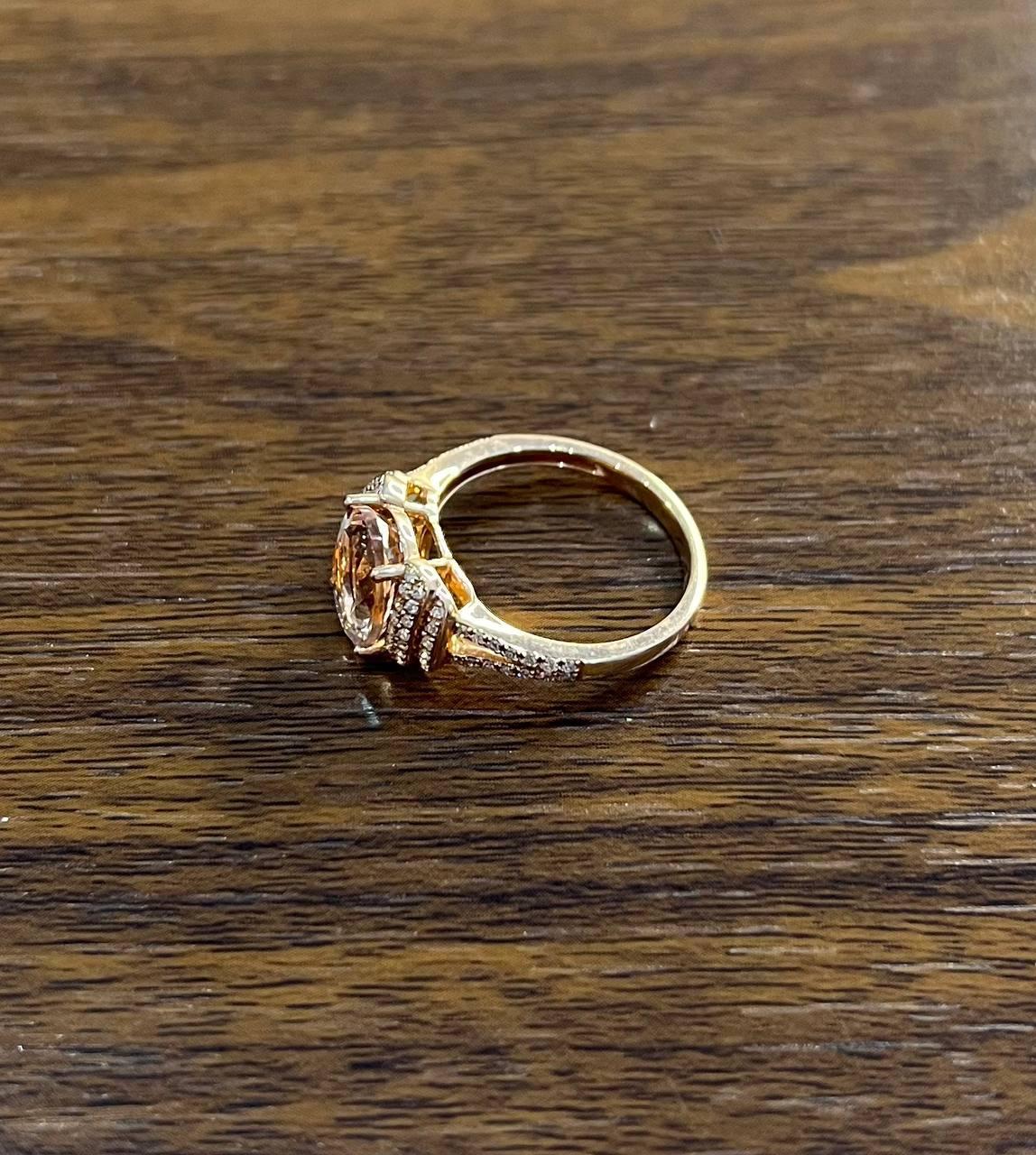 Anello con pavé di diamanti in oro rosa 14K di forma ovale con morganite rosa e pesca in vendita 3