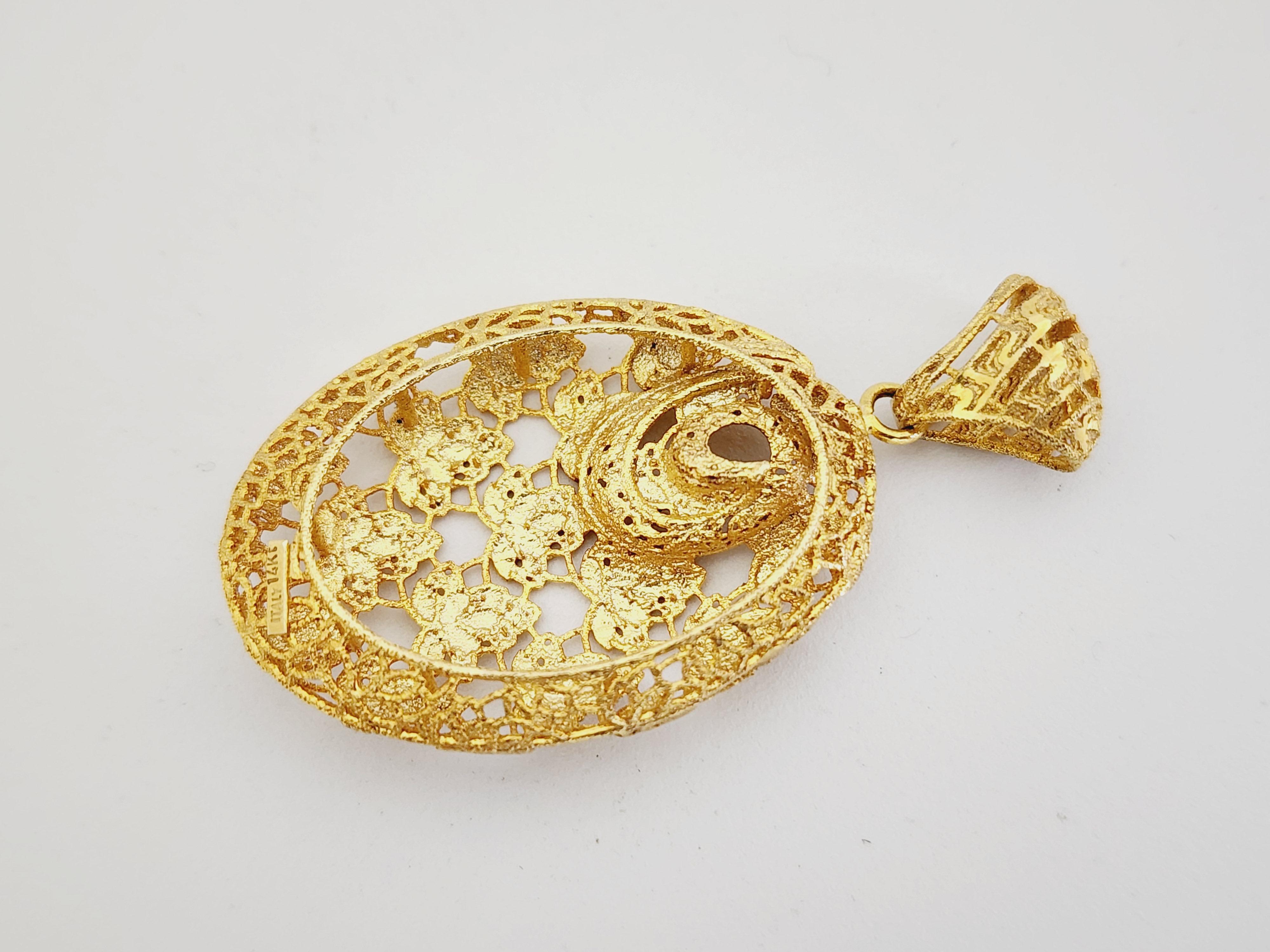 Oval Shape Pendant 14 Karat Yellow Gold In New Condition In Great Neck, NY