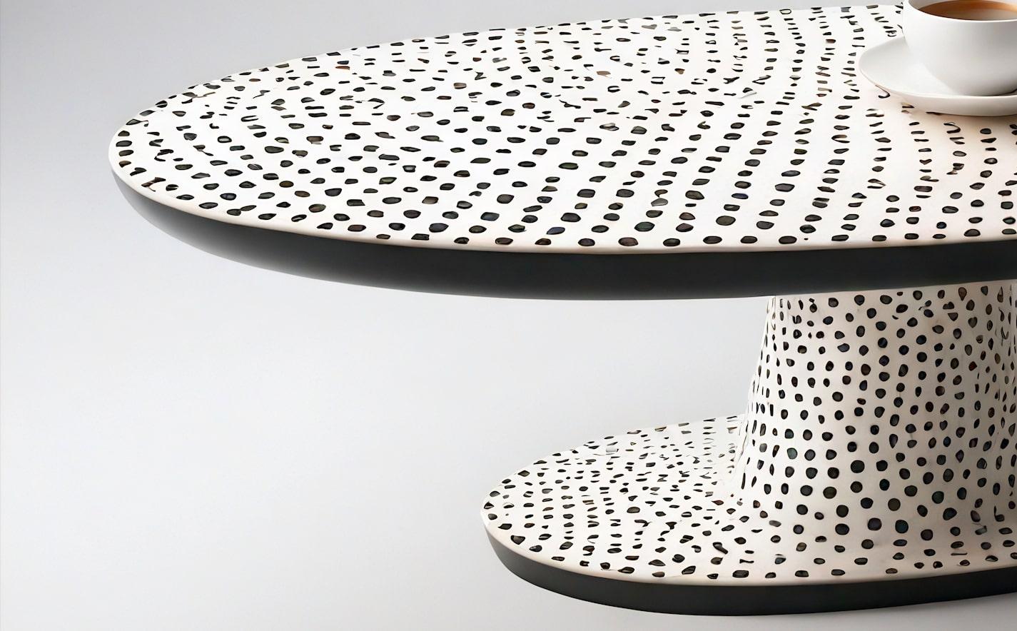 Wir präsentieren unseren ovalen Polkadot Couchtisch, der von der ikonischen Kunst von Yayoi Kusama inspiriert ist. Dieser weiße Couchtisch mit handgefertigten schwarzen Tupfen ist ein Blickfang in jedem modernen Wohnzimmer. Das elegante Design des