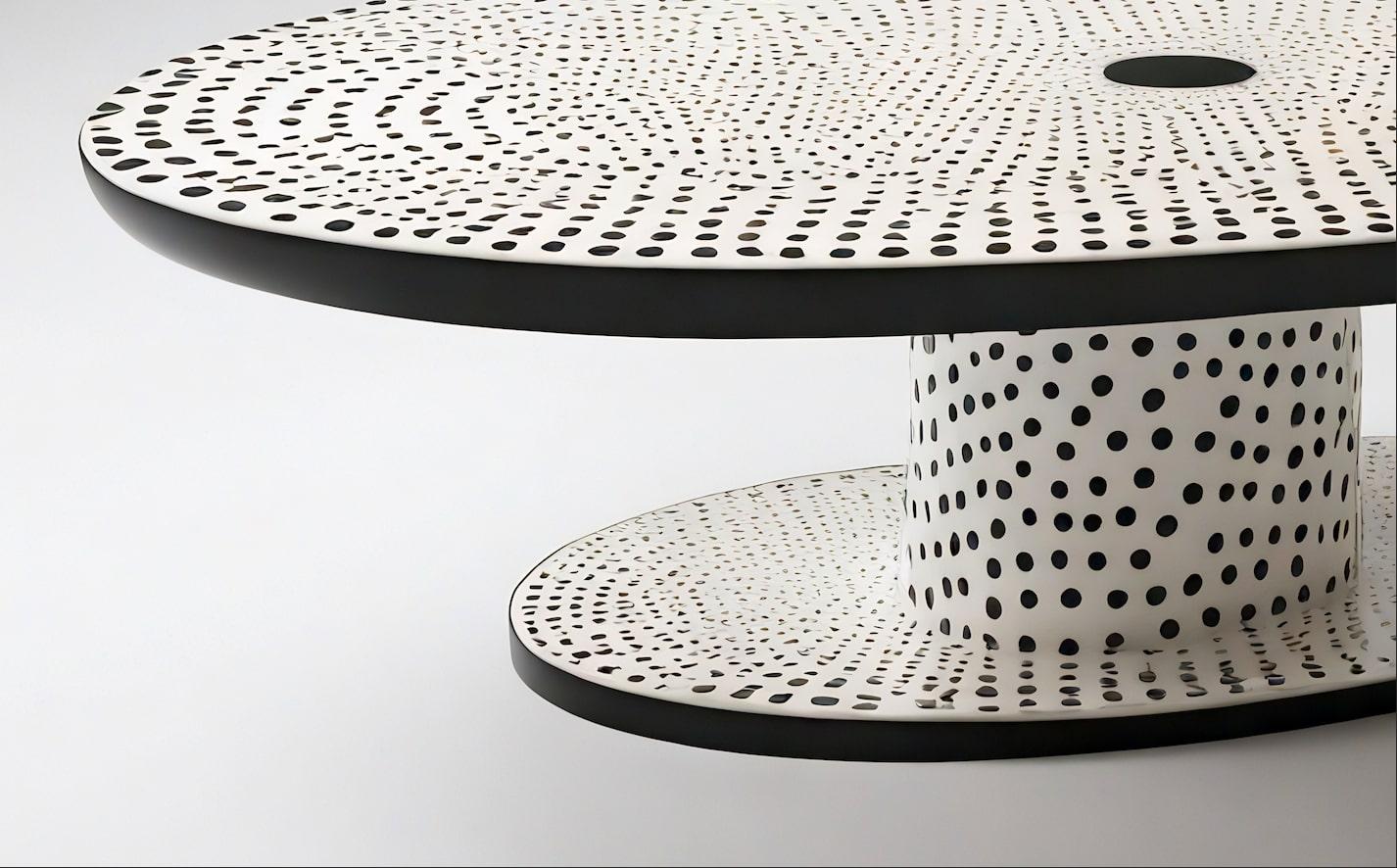 Presentamos nuestra Mesa de centro ovalada Polkadot, una llamativa pieza inspirada en el icónico arte de Yayoi Kusama. Esta mesa de centro blanca, adornada con lunares negros meticulosamente trabajados a mano, está diseñada para destacar en