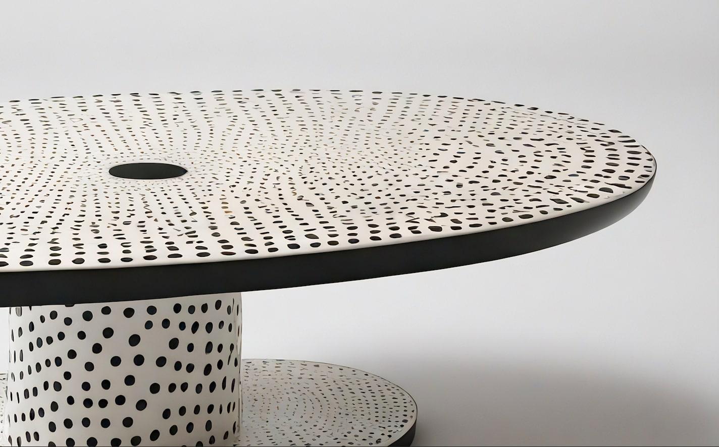 Mesa Baja Ovalada Polkadot Blanco y Negro Moderno de mediados de siglo en venta