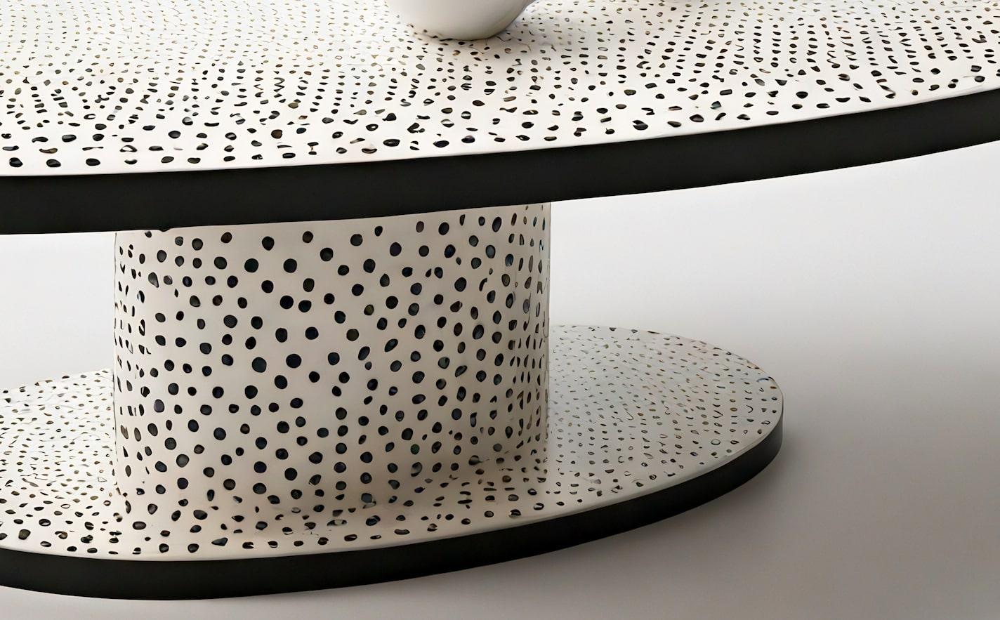 Indien Table basse ovale en Polkadot noir et blanc en vente