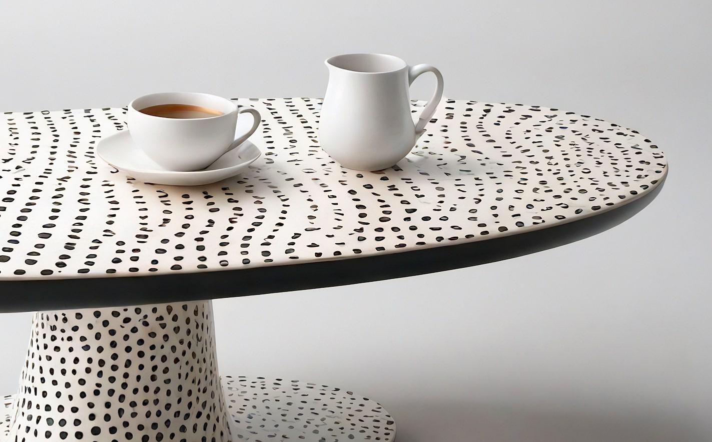 Ovaler Polkadot-Couchtisch in Form eines Polkadots in Schwarz und Weiß (Indisch) im Angebot