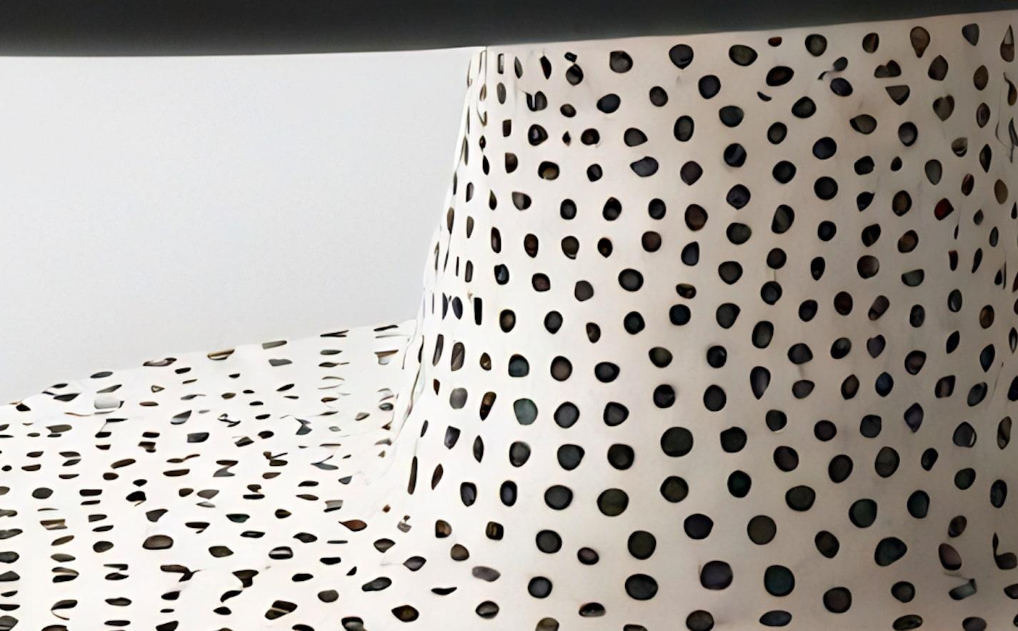 Ovaler Polkadot-Couchtisch in Form eines Polkadots in Schwarz und Weiß (Intarsie) im Angebot