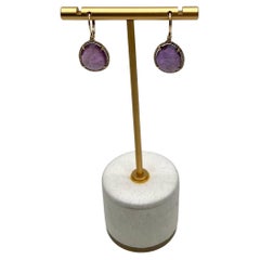 Orecchini con diamanti in oro giallo 14K con forma ovale di ametista viola.