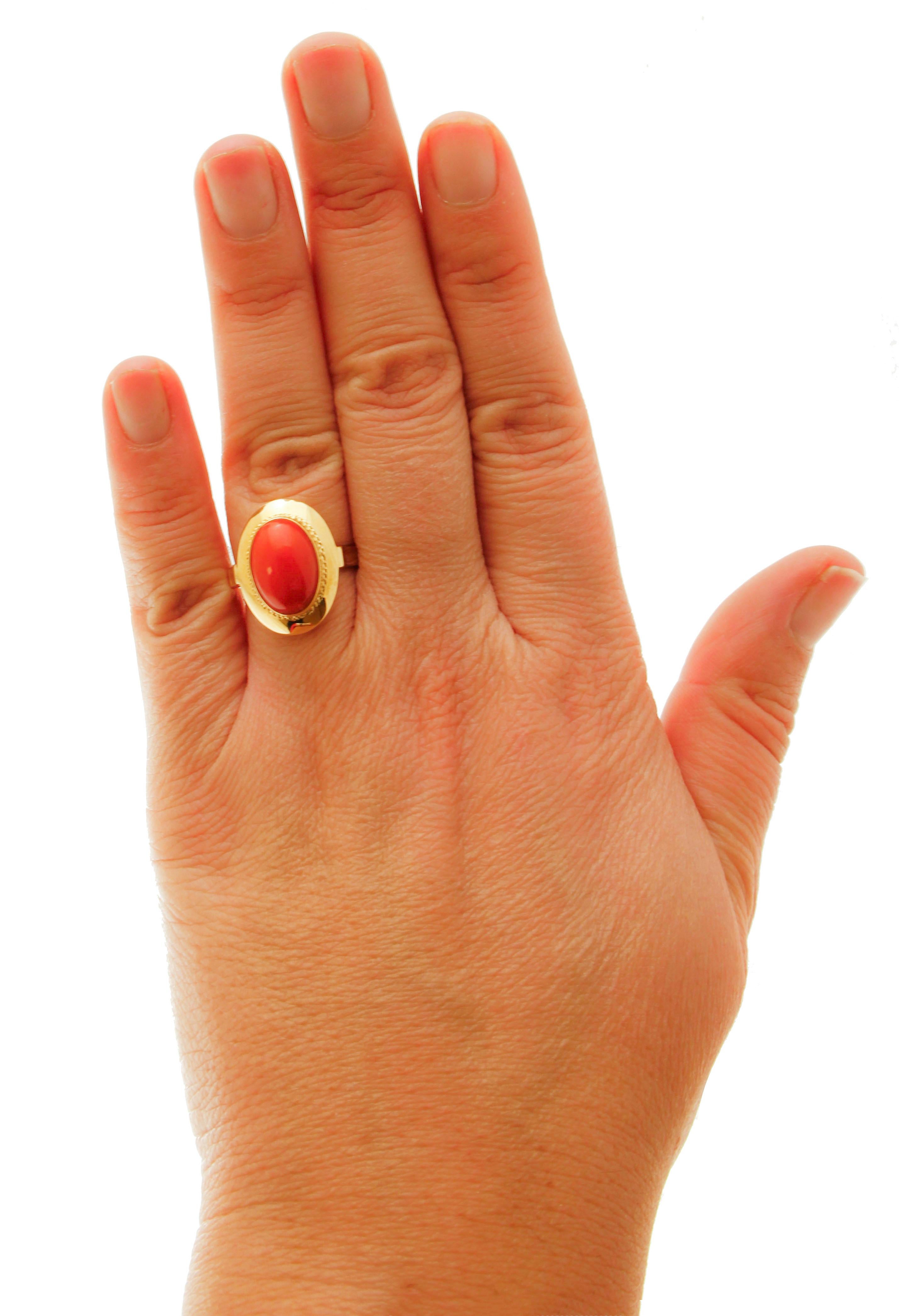 Oval Cut Oval Shape Red Coral, 18 Karat Yellow Gold Cluster/ Fashion Retrò Ring