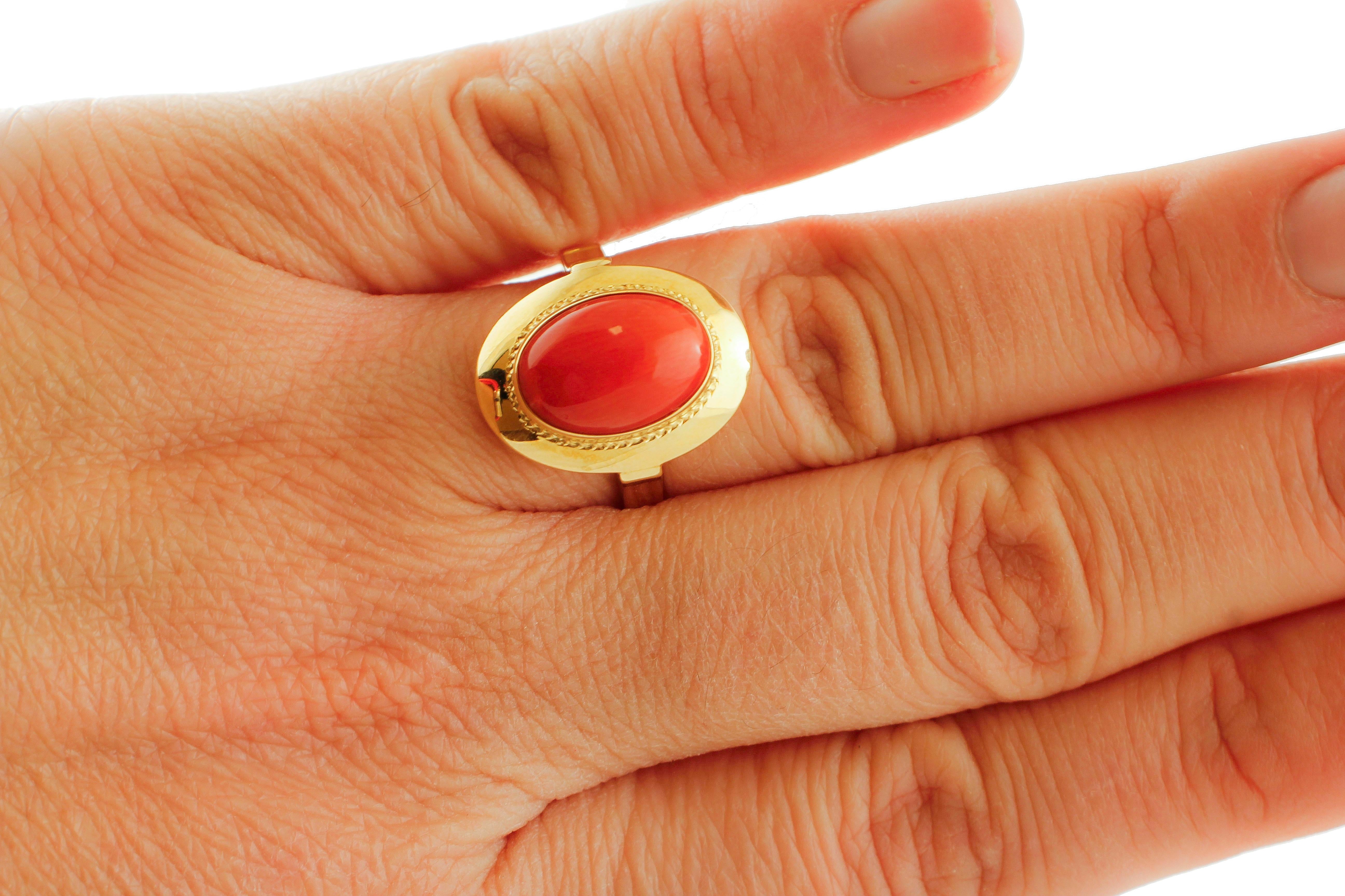 Oval Shape Red Coral, 18 Karat Yellow Gold Cluster/ Fashion Retrò Ring In Excellent Condition In Marcianise, Marcianise (CE)