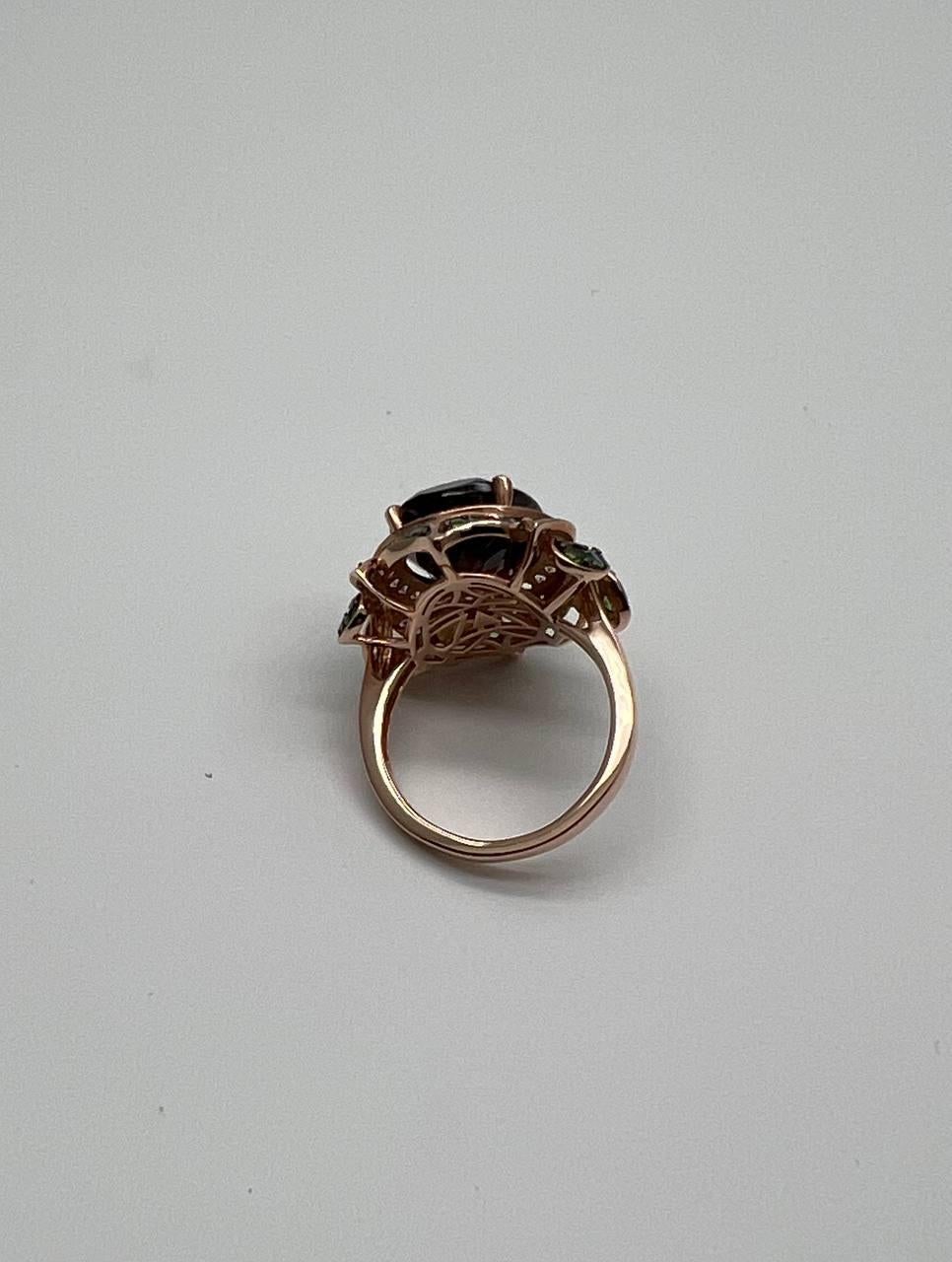 Anillo de oro rosa de 14 quilates con forma ovalada de granate rojo y diamante blanco engastado en halo de piedras preciosas florales en venta 5