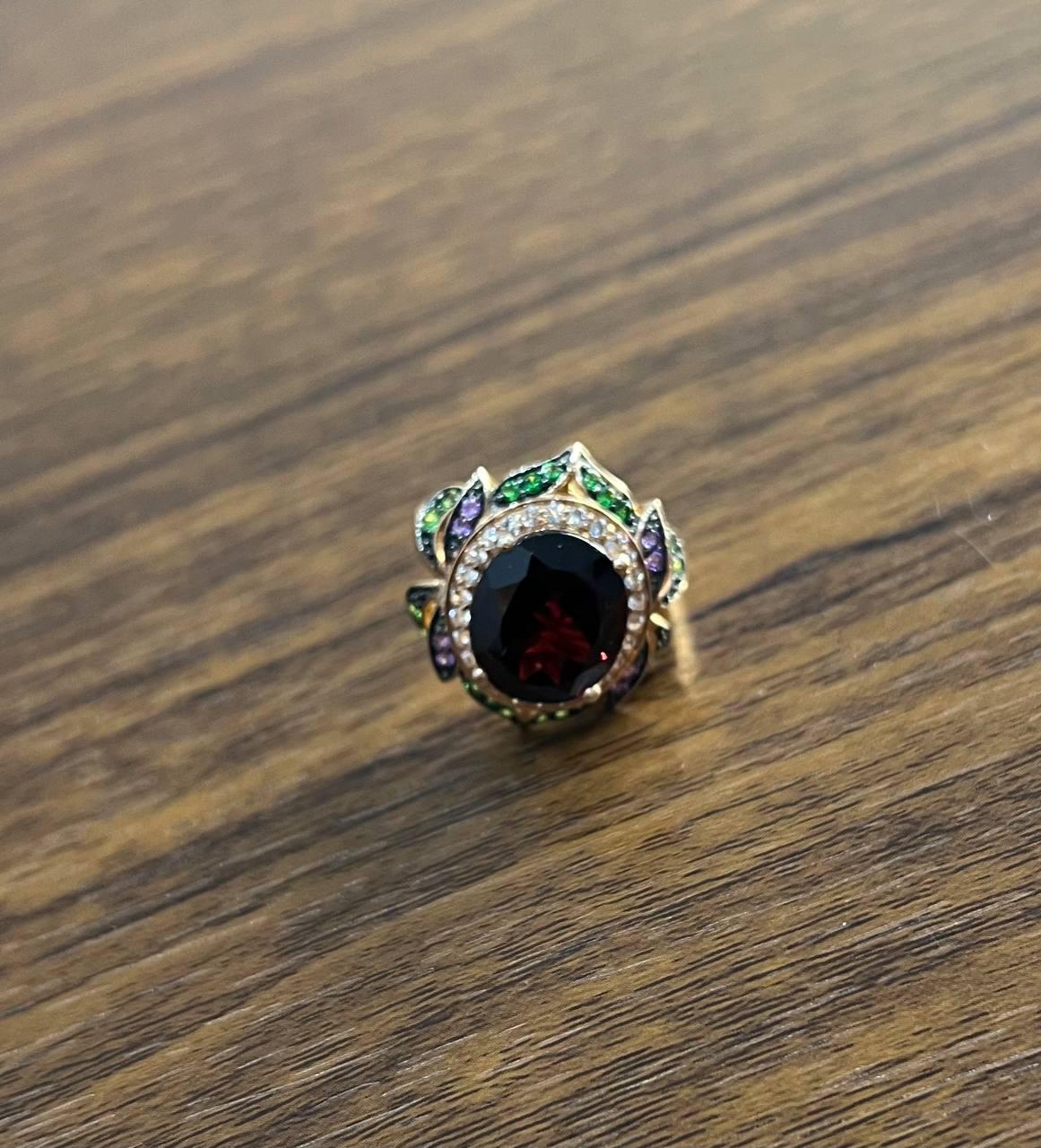 Anillo de oro rosa de 14 quilates con forma ovalada de granate rojo y diamante blanco engastado en halo de piedras preciosas florales Corte oval en venta