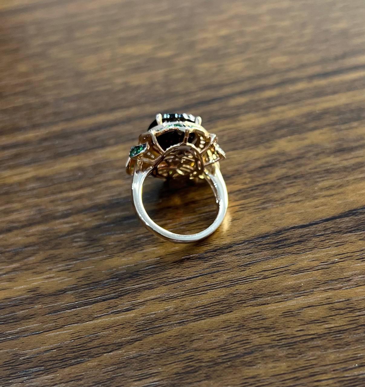 Anillo de oro rosa de 14 quilates con forma ovalada de granate rojo y diamante blanco engastado en halo de piedras preciosas florales en Nuevo estado para la venta en Oakton, VA