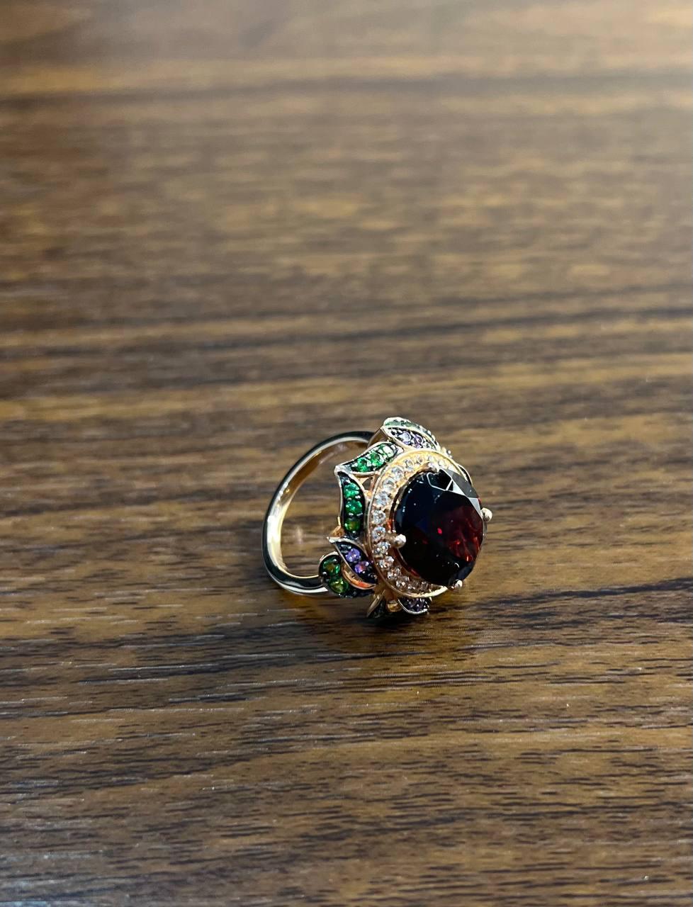 De las mujeres Anillo de oro rosa de 14 quilates con forma ovalada de granate rojo y diamante blanco engastado en halo de piedras preciosas florales en venta