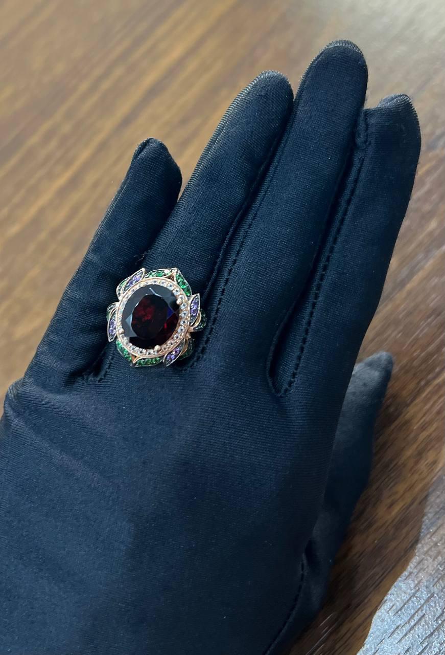 Anillo de oro rosa de 14 quilates con forma ovalada de granate rojo y diamante blanco engastado en halo de piedras preciosas florales en venta 1