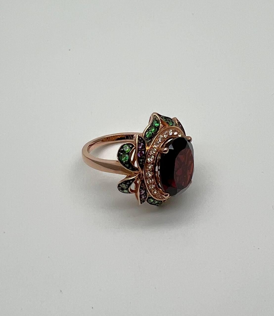Anillo de oro rosa de 14 quilates con forma ovalada de granate rojo y diamante blanco engastado en halo de piedras preciosas florales en venta 3