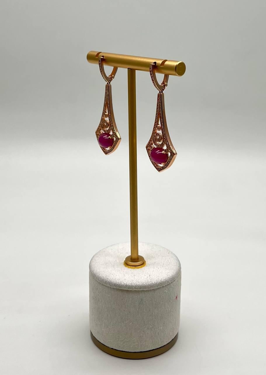 Moderno Orecchini con cabochon di rubino rosso rosa di forma ovale in oro bianco 14K in vendita
