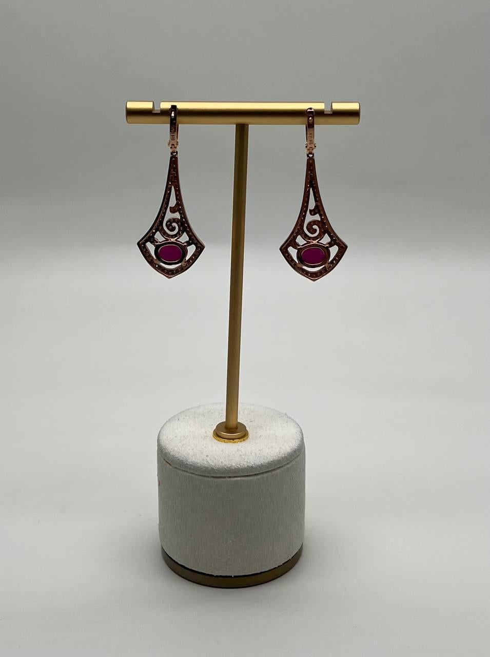 Orecchini con cabochon di rubino rosso rosa di forma ovale in oro bianco 14K In condizioni Nuovo in vendita a Oakton, VA