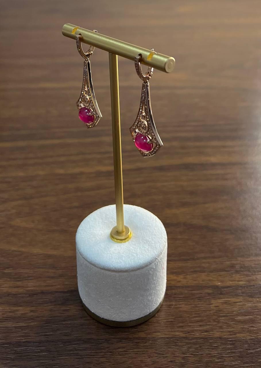 Donna Orecchini con cabochon di rubino rosso rosa di forma ovale in oro bianco 14K in vendita
