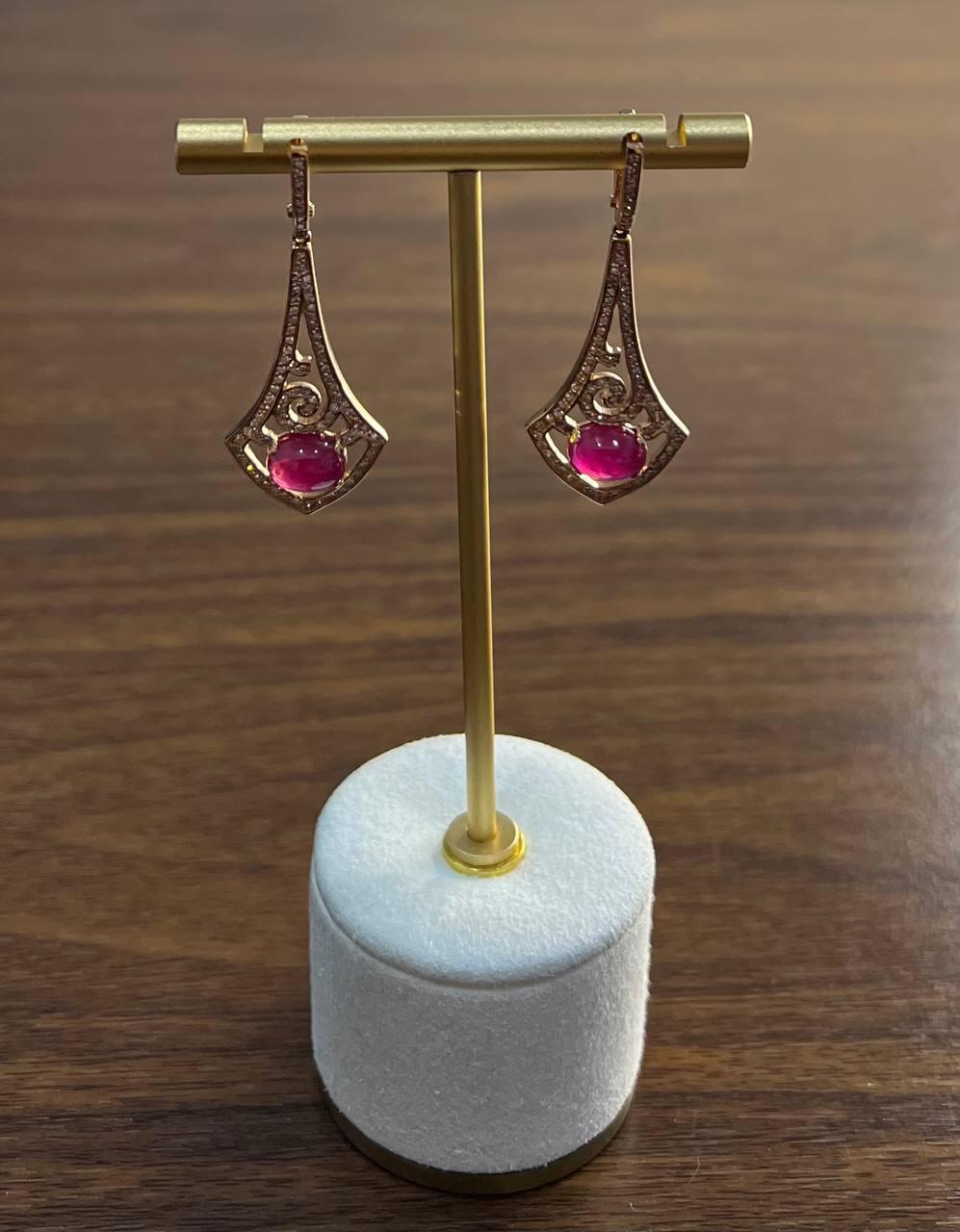 Orecchini con cabochon di rubino rosso rosa di forma ovale in oro bianco 14K in vendita 1