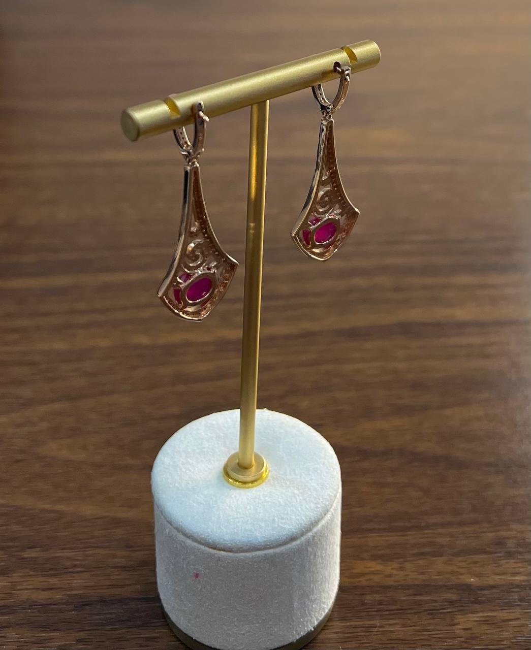 Orecchini con cabochon di rubino rosso rosa di forma ovale in oro bianco 14K in vendita 3