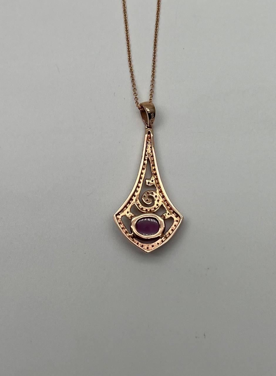 Cabochon Collana con ciondolo di forma ovale con cabochon di rubino rosso e rosa in oro bianco 14 carati in vendita