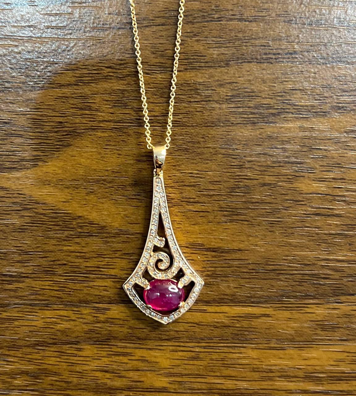 Donna Collana con ciondolo di forma ovale con cabochon di rubino rosso e rosa in oro bianco 14 carati in vendita