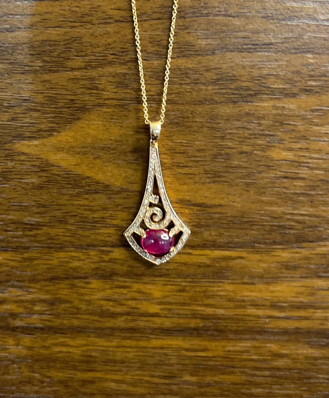 Collana con ciondolo di forma ovale con cabochon di rubino rosso e rosa in oro bianco 14 carati in vendita 1