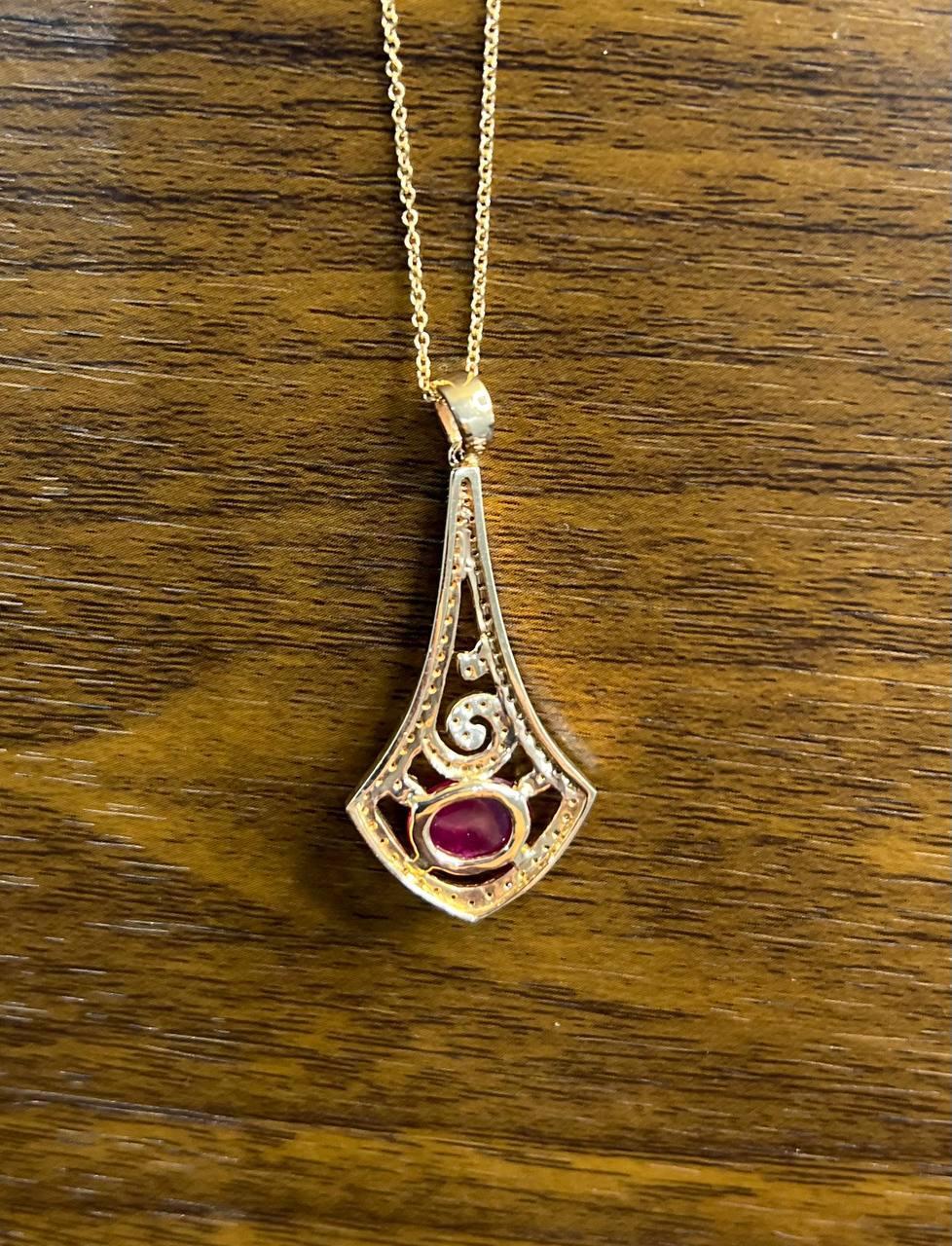 Collana con ciondolo di forma ovale con cabochon di rubino rosso e rosa in oro bianco 14 carati in vendita 3