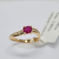 Bague en or jaune 14 carats avec diamants et rubis de forme ovale de 0,50 carat