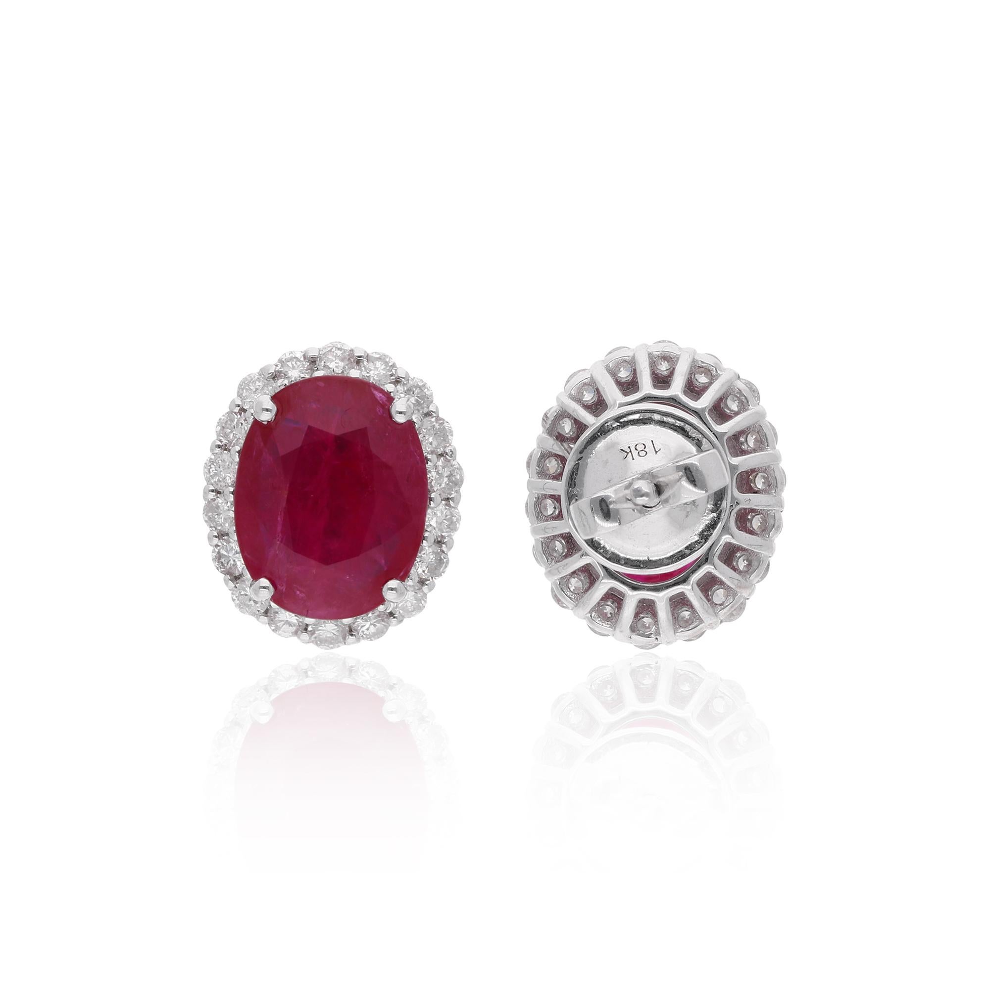 Ces magnifiques clous d'oreilles en diamant et rubis sont le parfait mélange des styles classique et contemporain. Réalisée en or blanc massif 14 carats, chaque boucle d'oreille est ornée d'un superbe rubis entouré d'un halo de diamants brillants et