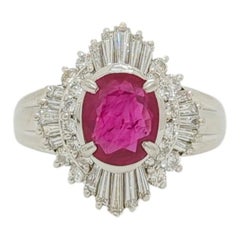 Ovaler Rubinring aus Platin mit Baguetteschliff und rundem Diamanten