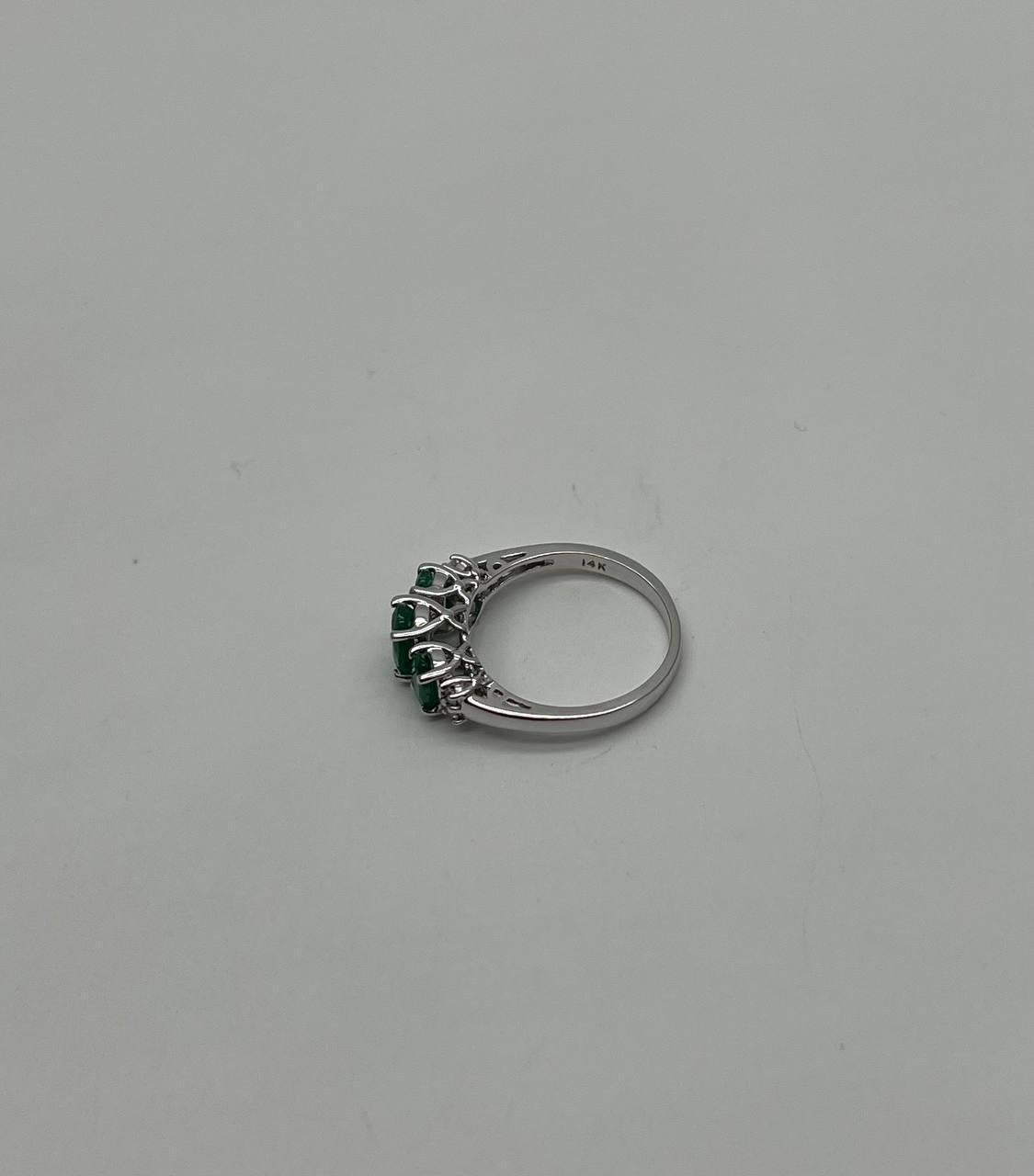 Statement-Ring aus Weißgold mit drei Steinen in ovaler Form, grüner Smaragd, Diamant-Akzent im Zustand „Neu“ im Angebot in Oakton, VA