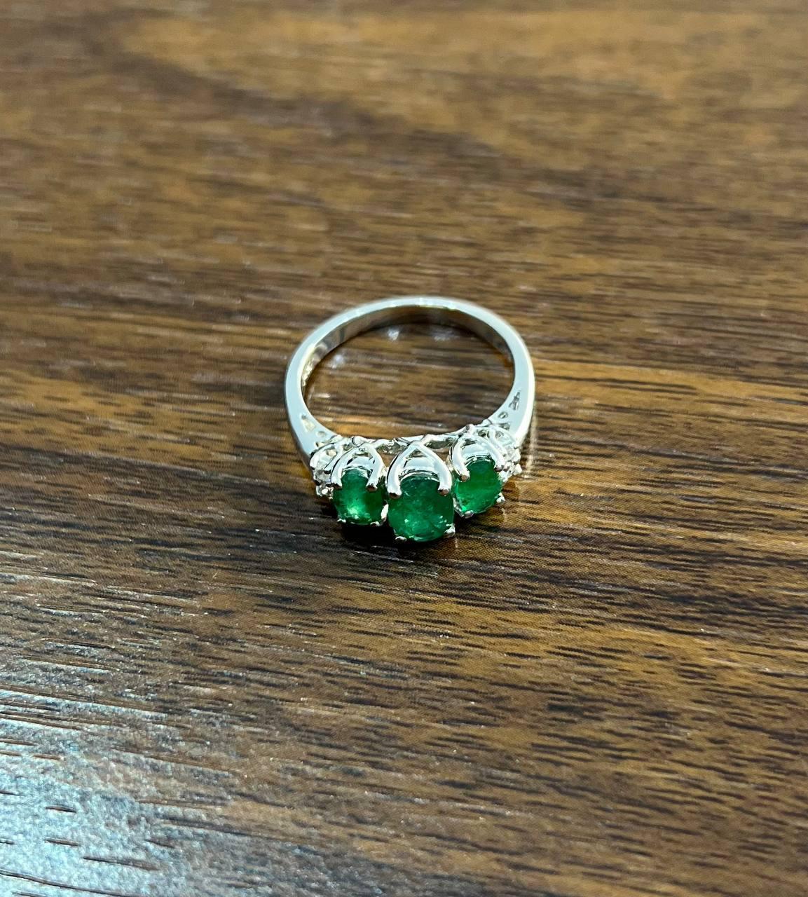 Statement-Ring aus Weißgold mit drei Steinen in ovaler Form, grüner Smaragd, Diamant-Akzent Damen im Angebot