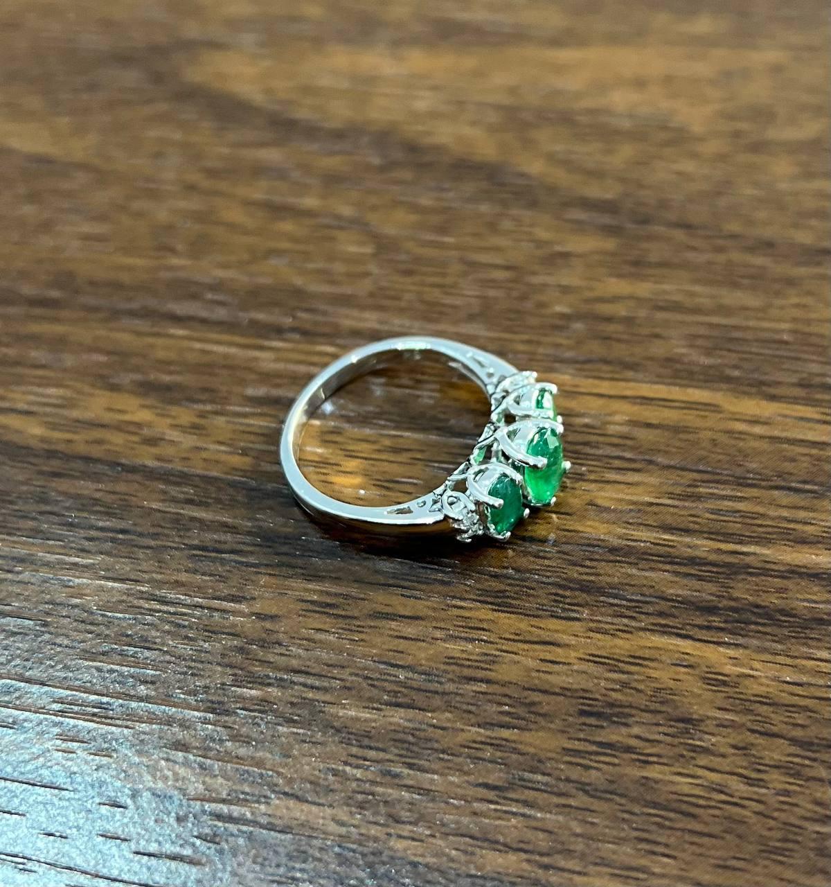 Statement-Ring aus Weißgold mit drei Steinen in ovaler Form, grüner Smaragd, Diamant-Akzent im Angebot 1