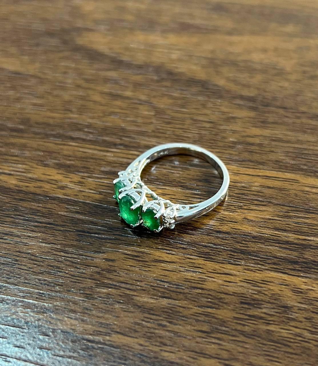 Statement-Ring aus Weißgold mit drei Steinen in ovaler Form, grüner Smaragd, Diamant-Akzent im Angebot 2