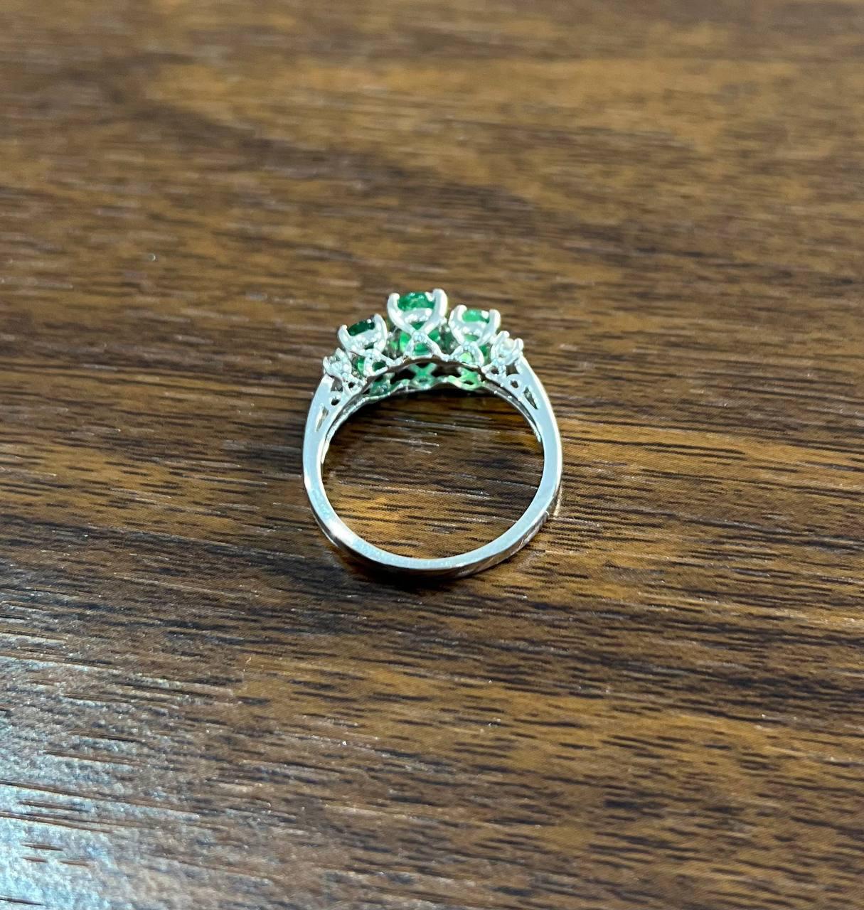 Statement-Ring aus Weißgold mit drei Steinen in ovaler Form, grüner Smaragd, Diamant-Akzent im Angebot 3