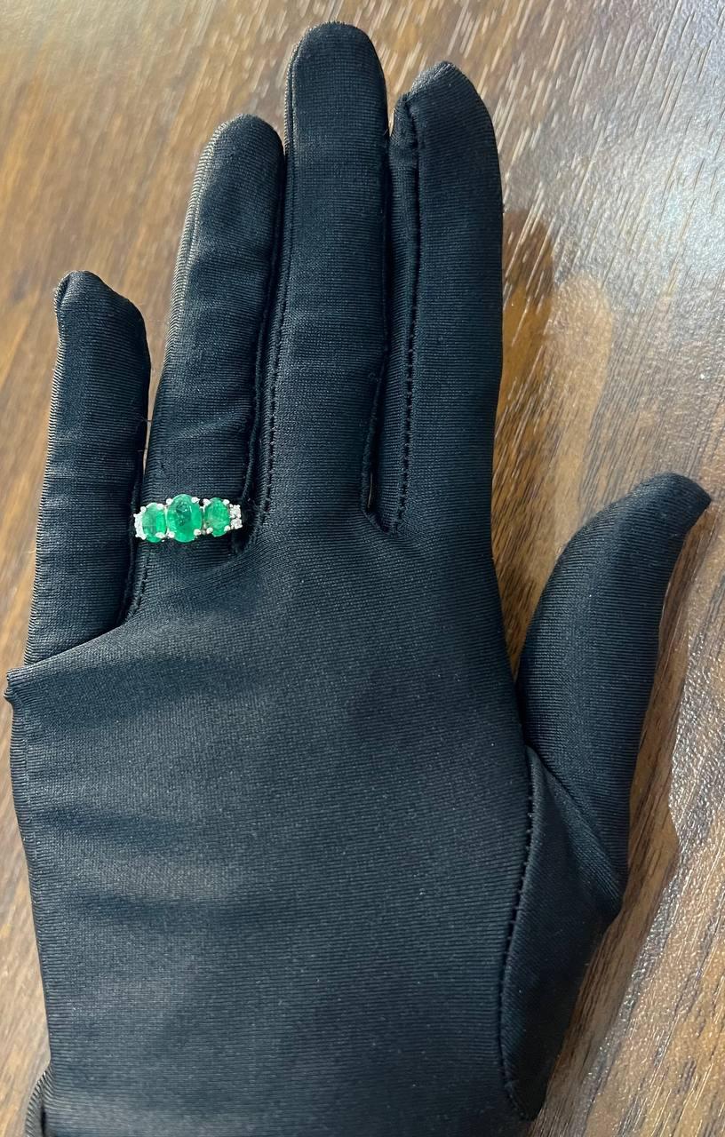 Statement-Ring aus Weißgold mit drei Steinen in ovaler Form, grüner Smaragd, Diamant-Akzent im Angebot 4