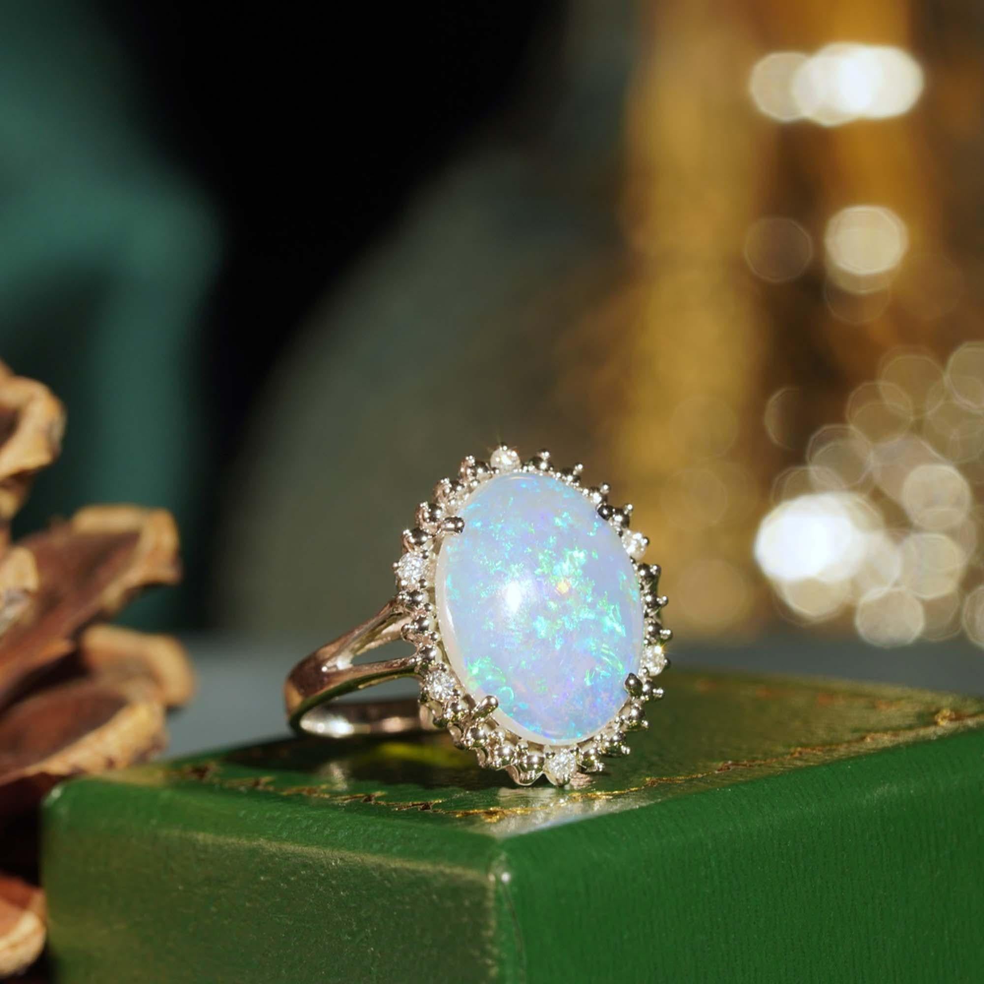 Ovaler weißer Opal & Diamant Vintage Style Cocktail 9K Weißgold Ring im Angebot 1
