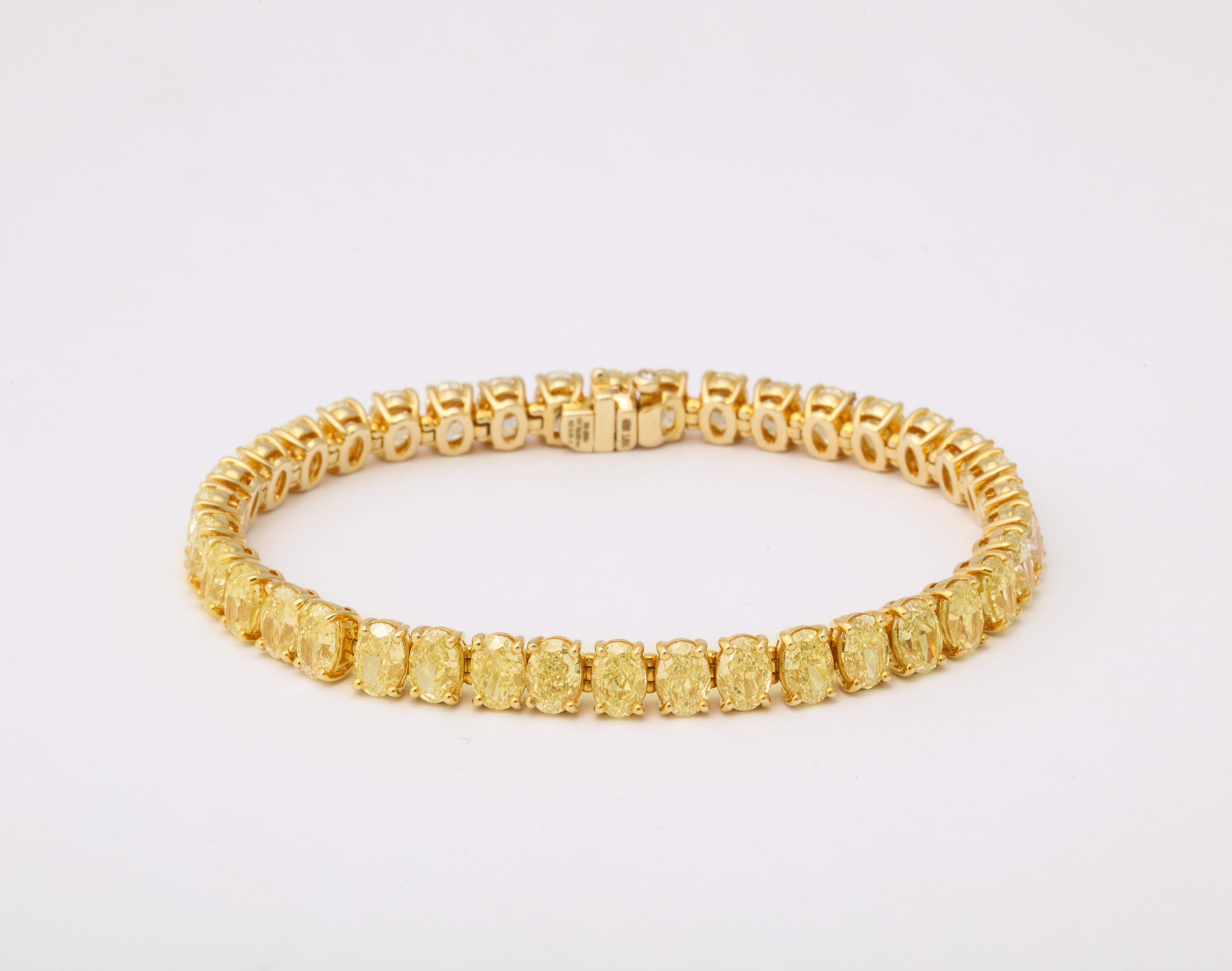 
Une incroyable collection de diamants jaunes ovales magnifiquement montés dans un bracelet en ligne. 

19,06 carats de diamant jaune - chaque diamant ovale pèse en moyenne un demi-carat. 

Serti dans une monture en or jaune 18 carats faite sur