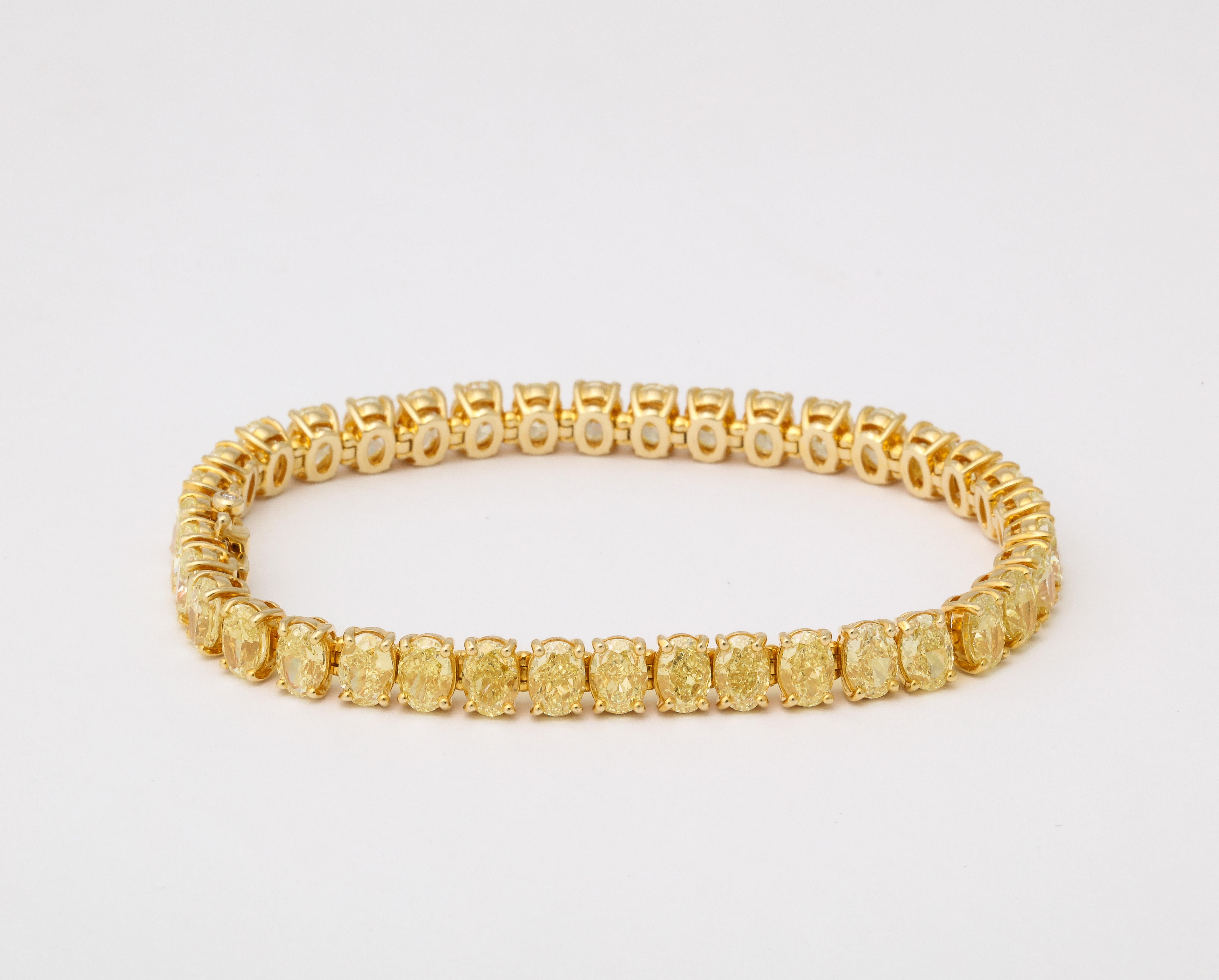 Taille ovale Bracelet de diamants jaunes de forme ovale 