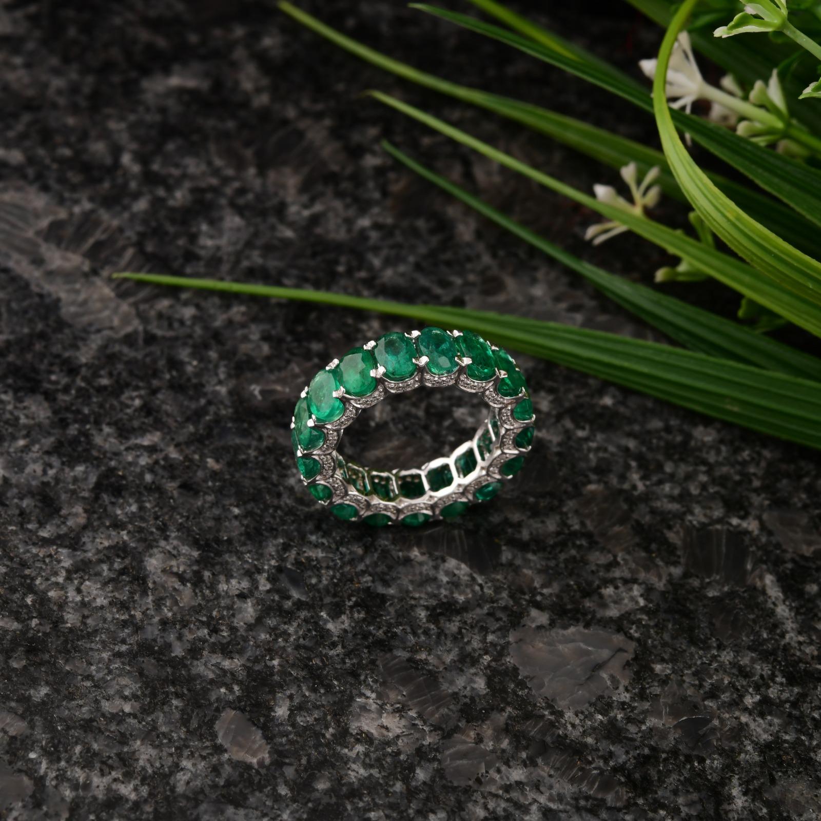 Oval Shape Zambian Emerald Band Ring SI/H Diamond 18 Karat White Gold Jewelry In New Condition For Sale In Diera, Dubai