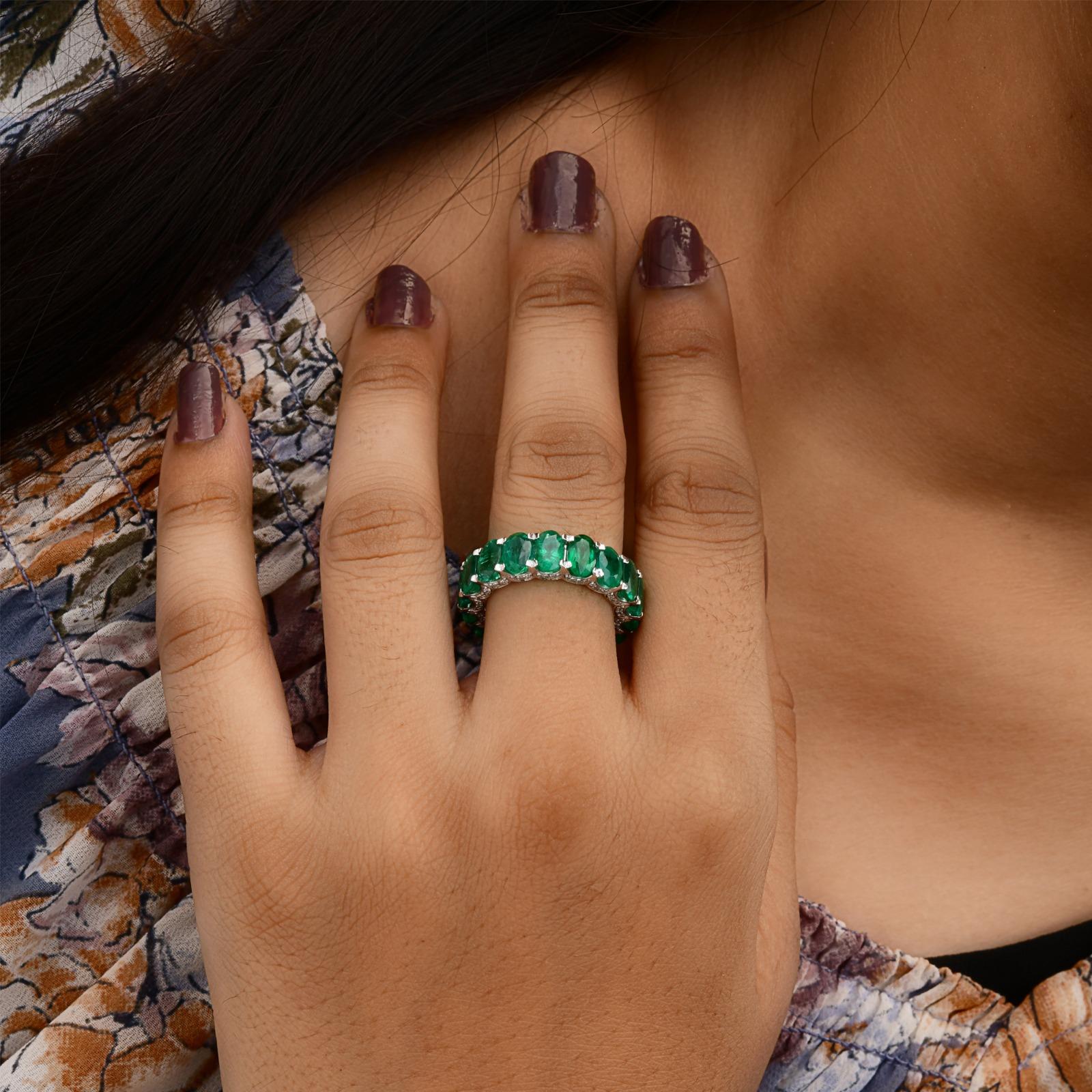 Women's Oval Shape Zambian Emerald Band Ring SI/H Diamond 18 Karat White Gold Jewelry For Sale