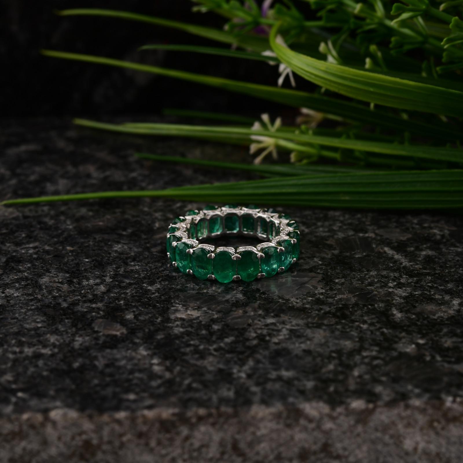 Oval Shape Zambian Emerald Band Ring SI/H Diamond 18 Karat White Gold Jewelry For Sale 2