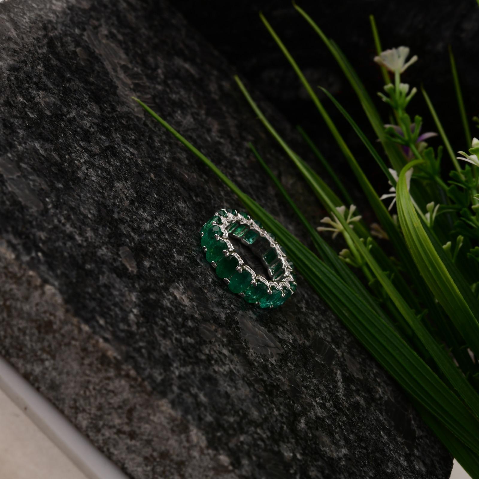 Oval Shape Zambian Emerald Band Ring SI/H Diamond 18 Karat White Gold Jewelry For Sale 3