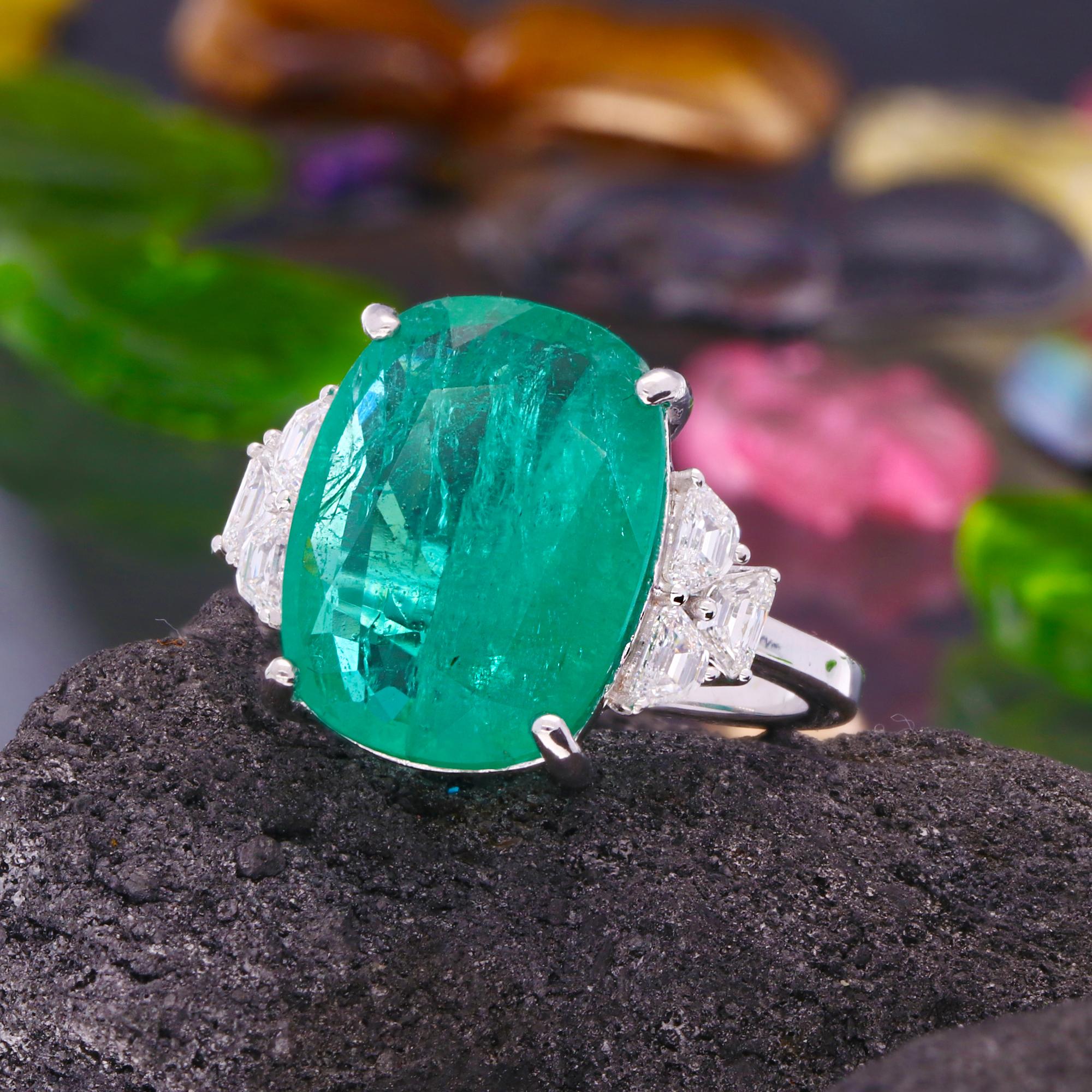 For Sale:  Oval Shape Natural Emerald Gemstone Ring Diamond 18 Karat White Gold Jewelry 4