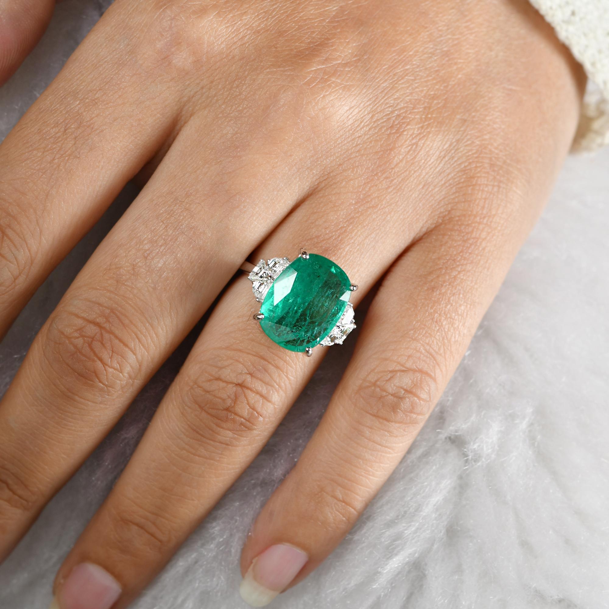 For Sale:  Oval Shape Natural Emerald Gemstone Ring Diamond 18 Karat White Gold Jewelry 5