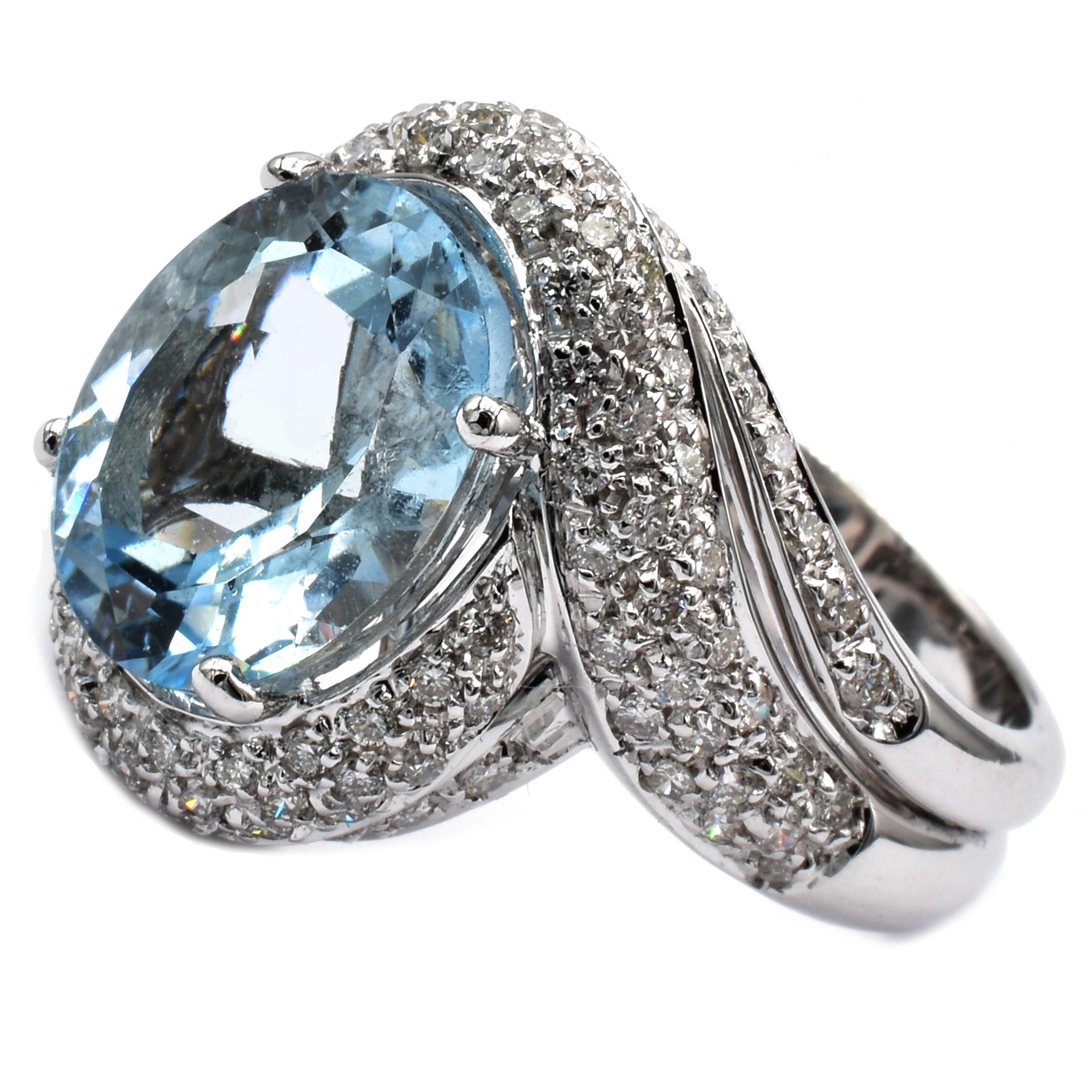 Contemporary Gilberto Cassola Oval Shaped Aquamarine and Diamonds Gold Ring Made in Italy For Sale