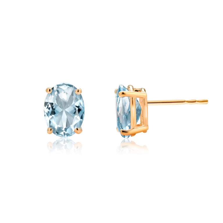 Oval Shaped Aquamarine Set in Yellow Gold Stud Earrings For Sale 1