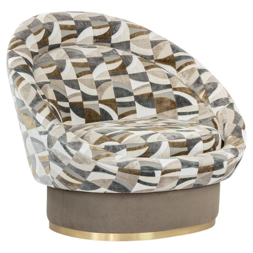 Questa poltrona moderna e lussuosa è uno studio sul design snello e sui materiali raffinati. È dotata di una scocca morbida e completamente imbottita, che comprende sia la seduta che la base e che crea una silhouette morbida e monolitica. Questa
