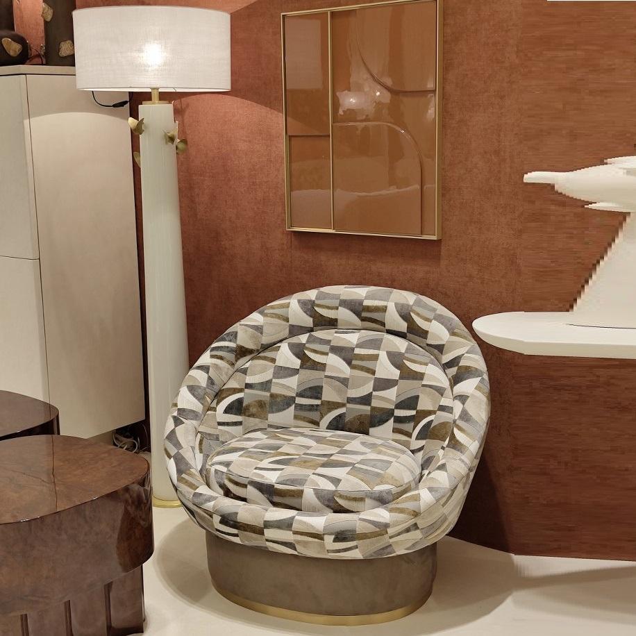Mid-Century moderno Poltrona ovale con tessuto geometrico e zoccolo in ottone in vendita