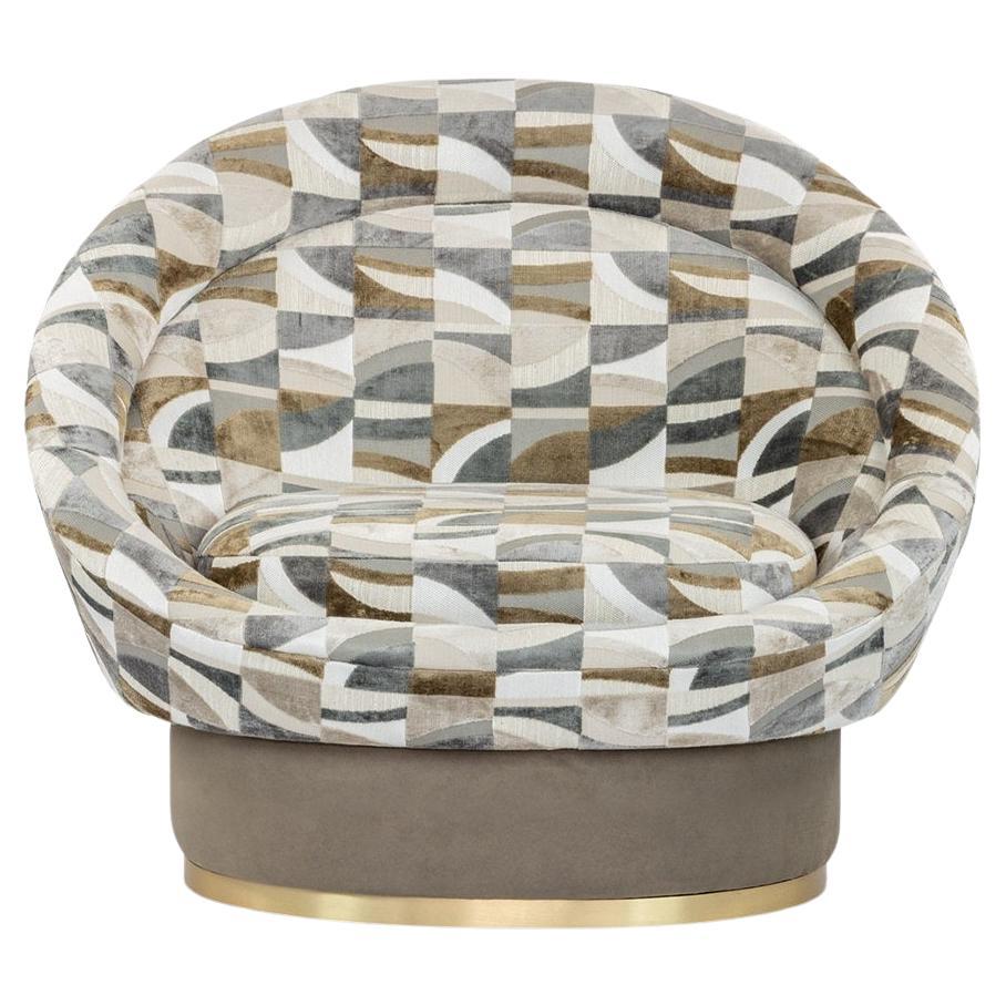 Poltrona ovale con tessuto geometrico e zoccolo in ottone in vendita