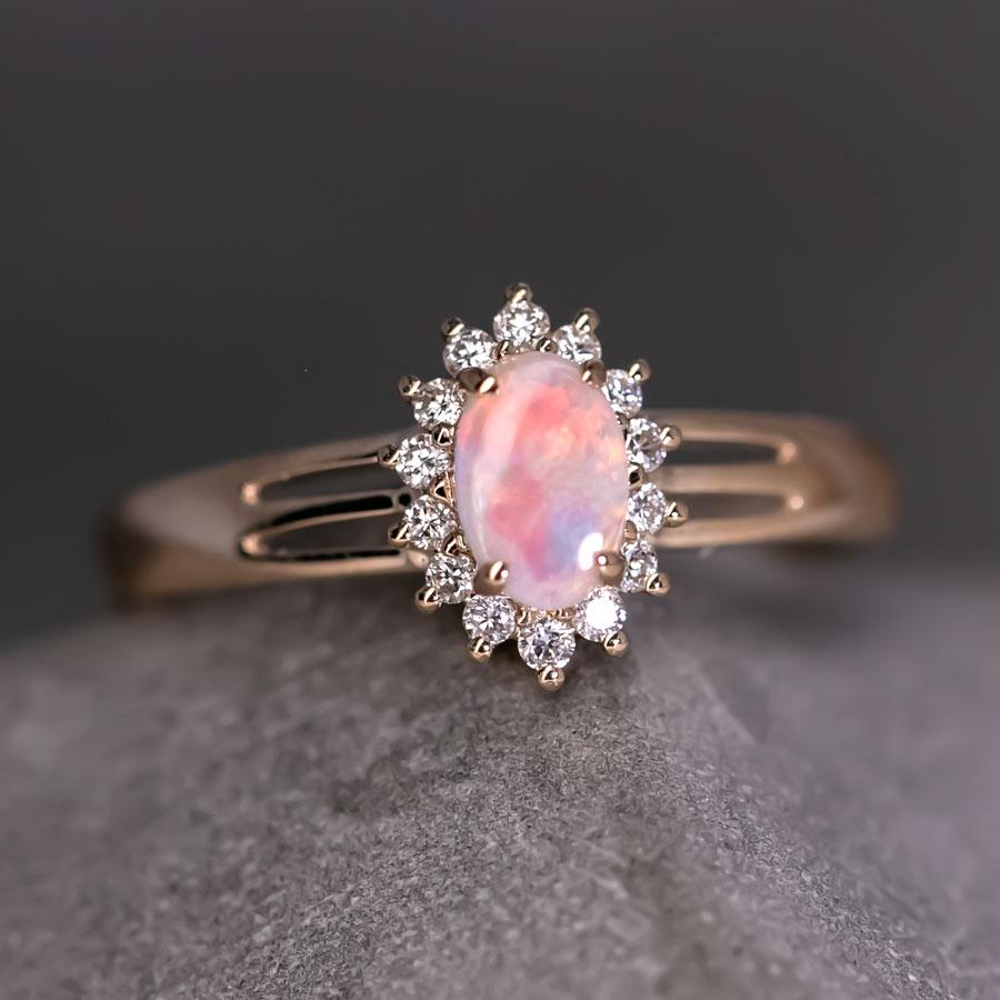 Arts and Crafts Bague de fiançailles en or jaune 14K avec diamant et opale australienne de forme ovale en vente